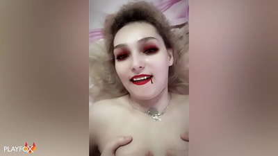 ઇવાન હેલસિંગ સખત સેક્સી વેમ્પાયરને fucks અને તેના ગર્દભ પર આવે છે