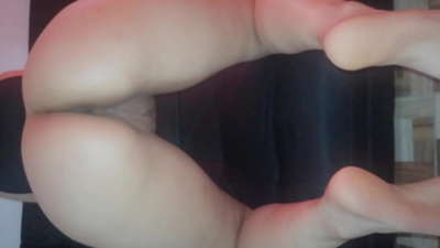 મારી મમ્મી મને ક્રિસમસની ભેટ તરીકે તેની ચુત આપે છે